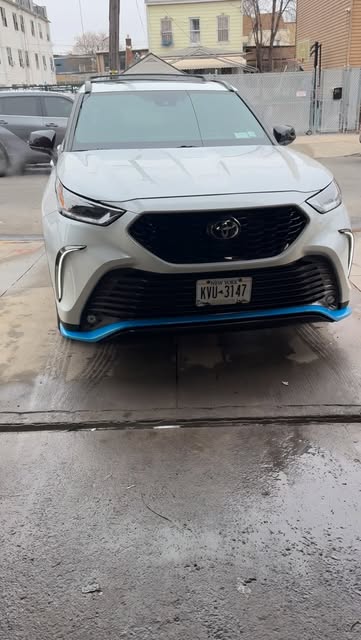 Toyota Highlander with blue accent lip